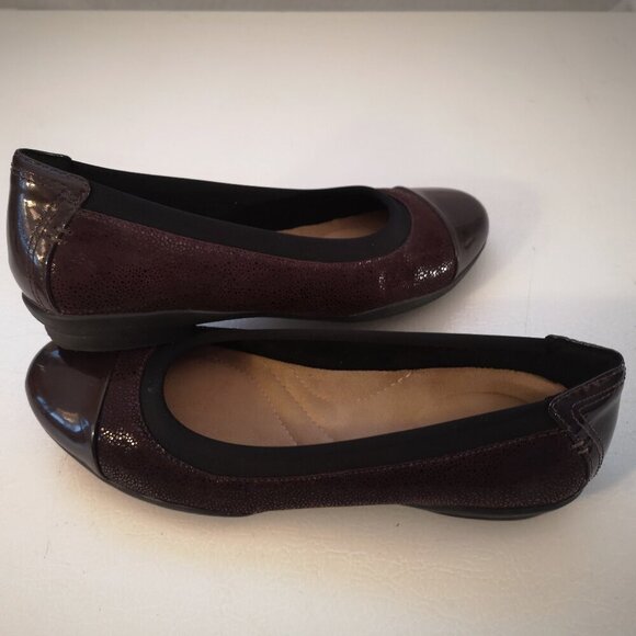 Clarks Artisan Ladies Burgundy Size 5.5 Memory Foam Footbed Flats - Picture 5 of 8